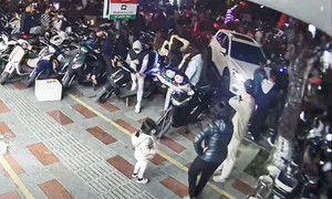 Ô tô lùi giữa biển người xem pháo hoa, tài xế mất kiểm soát gây náo loạn đêm giao thừa