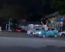 Hai thanh niên lao xe máy như tên bắn tông thẳng vào taxi