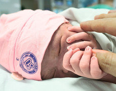 Khoảnh khắc xúc động đón em bé chào đời đúng giây phút giao thừa 2026