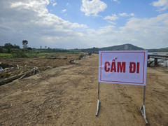 Sập bờ kè làm 4 người tử vong: Địa phương từng cắm biển cấm xe chạy