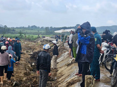 Hiện trường bê tông bờ kè đổ sập, 4 người trú mưa tử vong ở Đắk Lắk