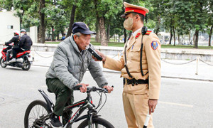 Nghĩ CSGT nghỉ Tết, người đàn ông uống rượu vẫn đạp xe và bị phạt