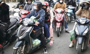 Chưa hết nghỉ Tết Dương lịch, người dân lỉnh kỉnh đồ đạc, ùn ùn trở lại Thủ đô