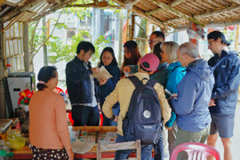 Khách tây thích thú khám phá làng tranh cổ trăm tuổi độc nhất Cố đô Huế