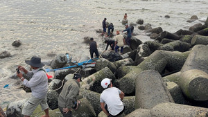 Tàu chìm khi vào cửa cảng, ngư dân 16 tuổi mất tích