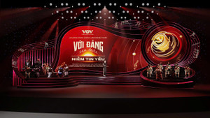 'Với Đảng vẹn toàn niềm tin yêu': Khi lịch sử được kể bằng giọng đọc phát thanh