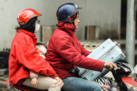 Ùn tắc sau nghỉ lễ: Trẻ em mệt mỏi ngủ gục trên lưng bố mẹ khi trở lại Thủ đô