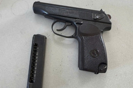 Đi làm đồng, nam thanh niên Quảng Trị nhặt được súng ngắn