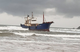 'Tàu ma' mắc cạn ở vùng biển Dung Quất