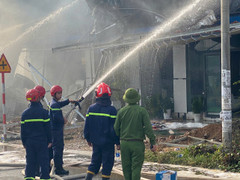 Cửa hàng vật liệu xây dựng ở Đà Nẵng bốc cháy dữ dội, người dân hốt hoảng tháo chạy