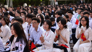 Phải báo cáo về quan hệ giữa giáo viên dạy thêm với người đăng ký kinh doanh dạy thêm