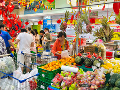 Hàng Tết 'đổ bộ' siêu thị dù chưa vào cao điểm mua sắm