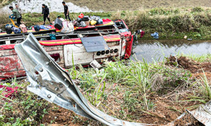 Lật xe khách, 11 người bị thương ở Sơn La: Tài xế khai do buồn ngủ