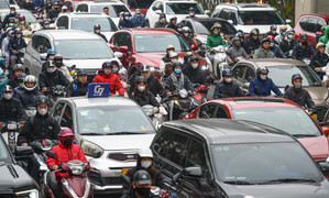 Các tuyến đường dẫn vào trung tâm Hà Nội kẹt cứng ngày làm việc đầu năm 2026