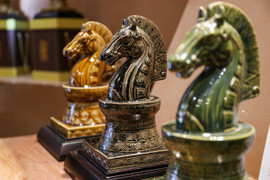 Tượng ngựa giá bạc triệu hút khách dịp Tết Bính Ngọ 2026