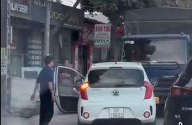 Phạt 5 triệu đồng tài xế đỗ ô tô ngang ngược gây ùn tắc ở Hà Nội