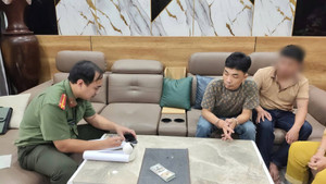 Bắt 2 người đàn ông tàng trữ, lưu hành tiền USD giả