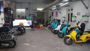 TP.HCM chấp thuận cho lắp đặt trụ đổi pin xe máy điện trên vỉa hè