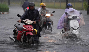 Mưa dông trái mùa, nhiều tuyến đường ở TP.HCM ngập sâu