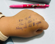 Lo con đi thi hay nhầm, mẹ viết 'phao' lên tay con khiến dân mạng thích thú