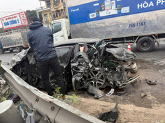 Hai người thoát chết trong ô tô bẹp dúm sau tai nạn trên Quốc lộ 5