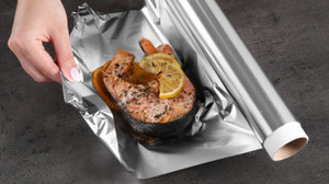 Tác hại không ngờ của việc dùng giấy bạc gói thức ăn thừa 