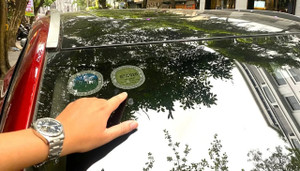 Đồng loạt bỏ dán tem thu phí sử dụng đường bộ trên kính lái ô tô