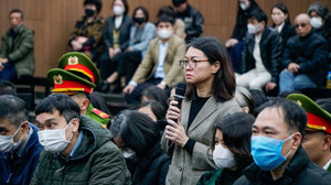 Cấp dưới khai cựu Cục trưởng Trần Việt Nga 'nói nhỏ' yêu cầu nhận tiền hối lộ