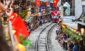 Hà Nội đề xuất dừng chạy tàu qua phố cà phê đường tàu và cầu Long Biên