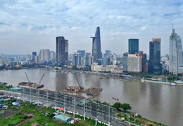 Cầu đi bộ nghìn tỷ qua sông Sài Gòn dần lộ diện sau 9 tháng thi công