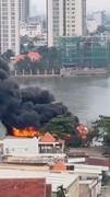 Cháy du thuyền trên sông Sài Gòn, khói đen bốc cao ngùn ngụt