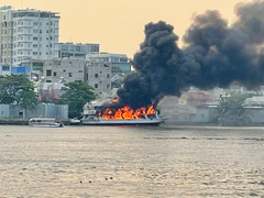 Chủ du thuyền bị cháy trên sông Sài Gòn cam kết hoàn tiền cho khách