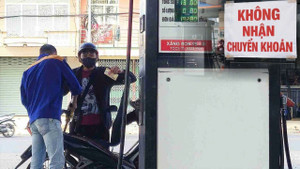 Có tiền không mua được xăng: Quy định 'lạ' gây bức xúc