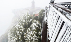 Nhiệt độ giảm xuống -3°C rạng sáng, băng giá phủ trắng đỉnh Fansipan