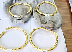 Nhét vàng vào tất, áo khoác để qua cửa khẩu, người phụ nữ sa lưới