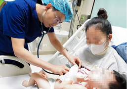 Bé 3 tuổi bị chó nhà 30kg cắn thấu ngực, nguy kịch