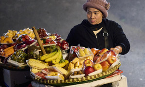 Người lao động mưu sinh giữa trời đông lạnh thấu xương