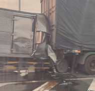 Xe tải va chạm với xe đầu kéo trên cao tốc TP.HCM - Trung Lương, tài xế tử vong