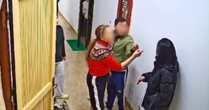 Công an Hà Nội vào cuộc vụ người phụ nữ bị túm tóc, đánh tại hành lang chung cư