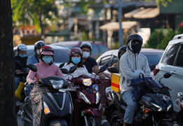 TP.HCM lạnh 17°C hiếm gặp, người dân co ro trên đường đi làm 