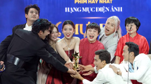 Phim 'Mưa đỏ' thắng lớn tại lễ trao giải Ngôi sao xanh 2025