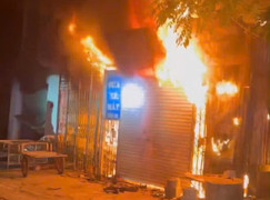 CSGT phá cửa, cứu 11 người trong vụ cháy nhà lúc rạng sáng