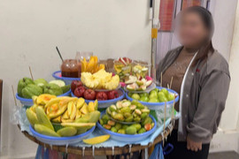 Người phụ bán trái cây lấn chiếm vỉa hè phố cổ Hà Nội bị xử phạt 2,5 triệu đồng