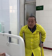 Cha chống nạng, nghẹn ngào tiễn biệt trước khi hiến tạng con trai 