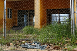 Bên trong chung cư 'ma' bỏ hoang hơn thập kỷ ở Huế 