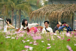 Người dân 'lên đồ' check-in vườn hoa Tết ở TP.HCM