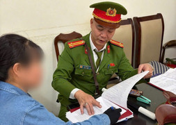 Phạt 225.000 đồng người bán hàng rong 'chặt chém' khách Tây ở phố cổ