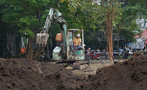 Tất bật dọn dẹp khu ‘đất vàng’ ở TP.HCM làm công viên, vườn hoa Tết Bính Ngọ