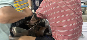 Người đàn ông nhập viện với bàn tay kẹt cứng trong máy xay thịt