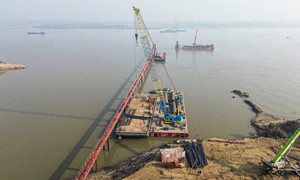 Cận cảnh công trường thi công cầu Thượng Cát hơn 7.300 tỷ đồng bắc qua sông Hồng